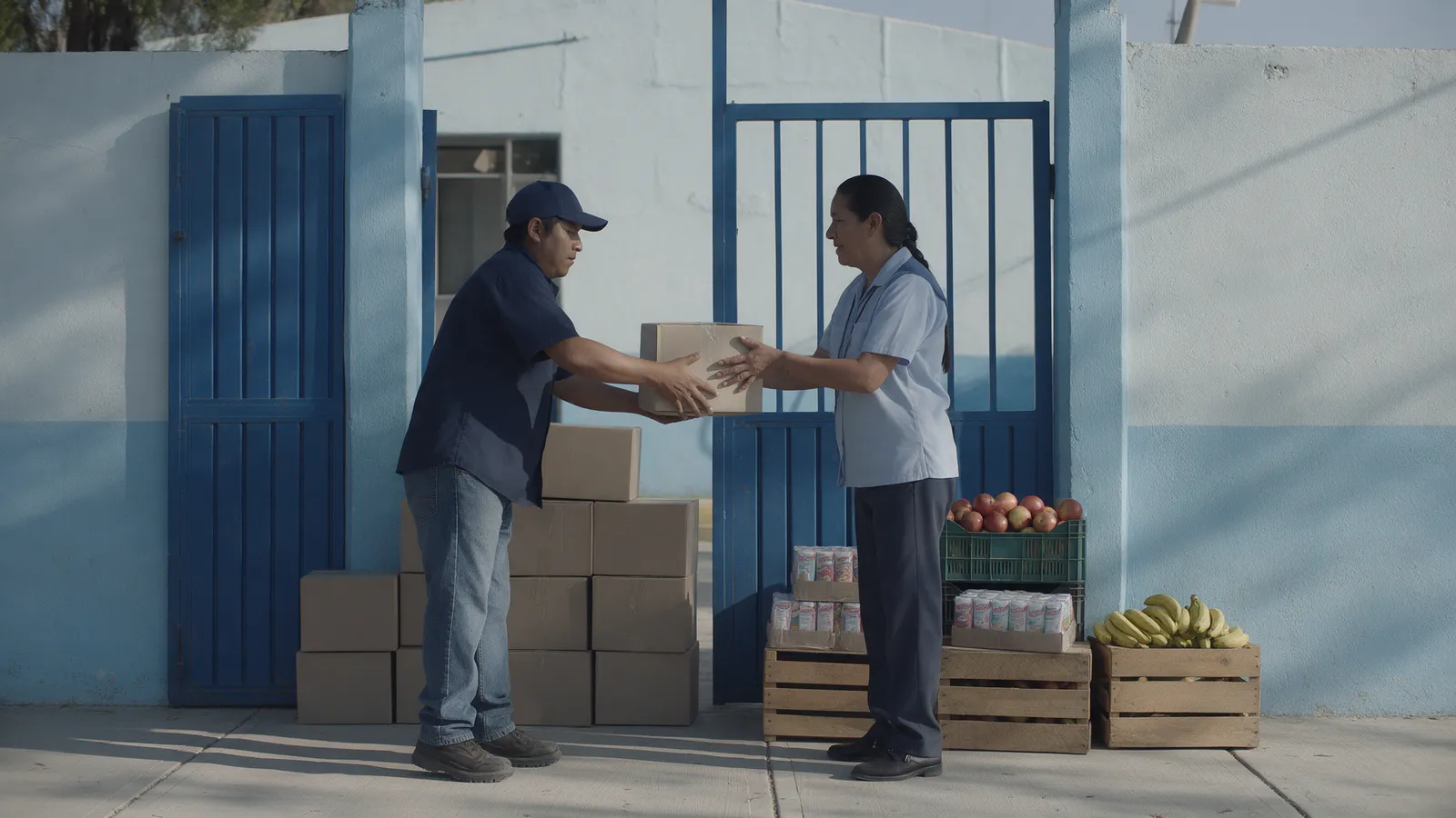 Entrega de insumos de alimentación escolar en la puerta de un plantel